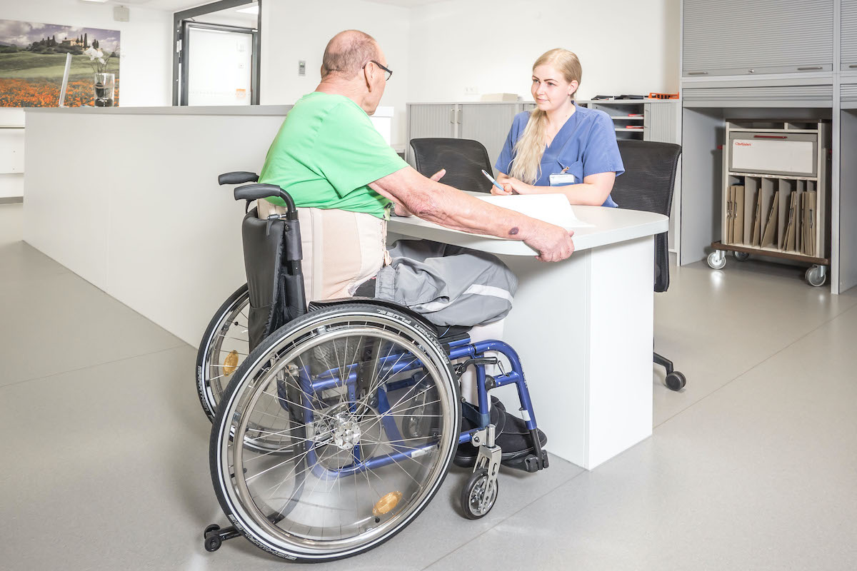 Beratungsgespräch mit Patient im Rollstuhl